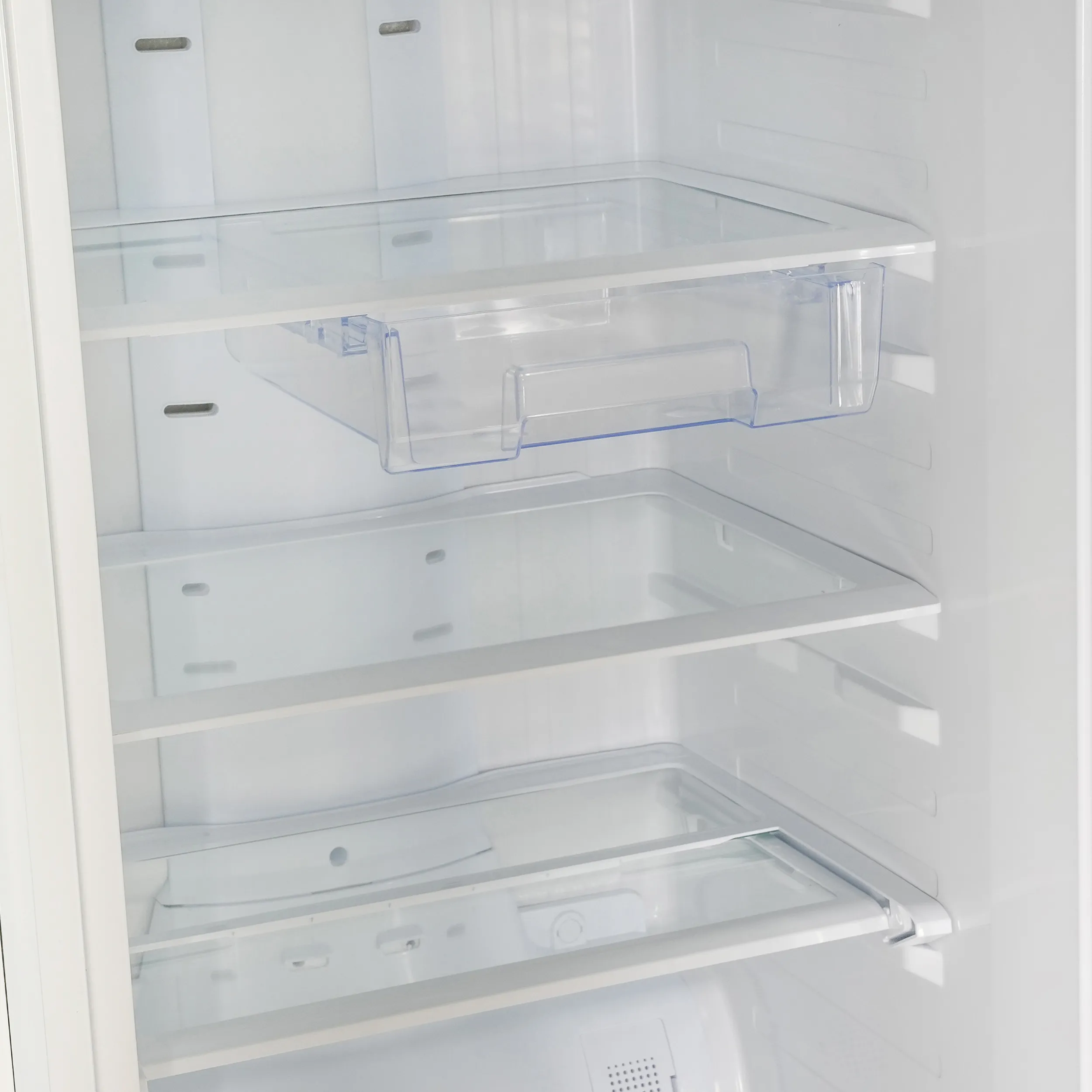 کشوهای یخچال فریزر رنزو مدل 6020 یخساز اتوماتیک